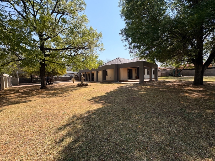 6 Bedroom Property for Sale in Wilkoppies North West
